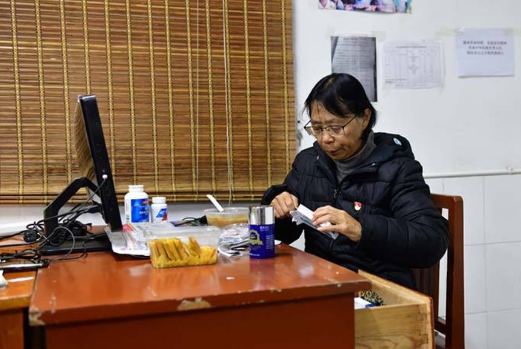 拼命三娘张桂梅校长感动身边人，领导：我们决不能捧着骨灰宣传您