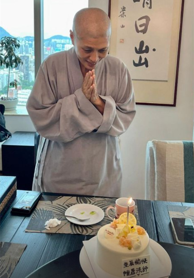 谭咏麟荧幕搭档罕露面！出家8年慈眉善目，62岁生日获港姐送蛋糕