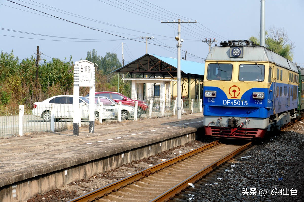 途经小水峪站,这里还保留着一座颇有特色的水塔.