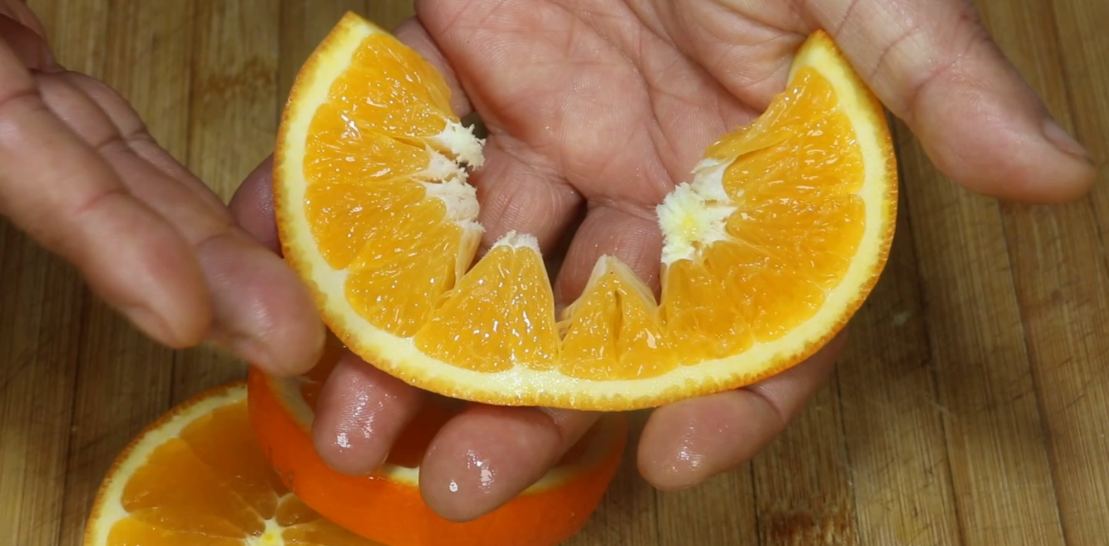 原来橙子这样切,不流汁不脏手,教你切橙子小窍门,孩子抢着吃