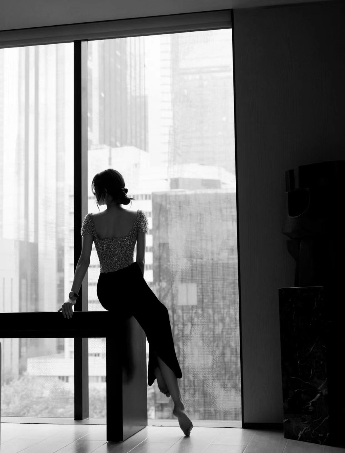 迪丽热巴穿v领秀身材!光脚踩椅子上露美腿,五官立体画大红唇