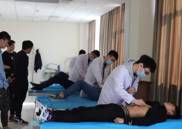 高考体检有多严格？需要“全部脱光”检查吗？医生表示我也不想看