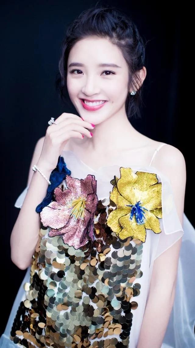 梨涡女孩唐艺昕，笑容甜美人见人爱