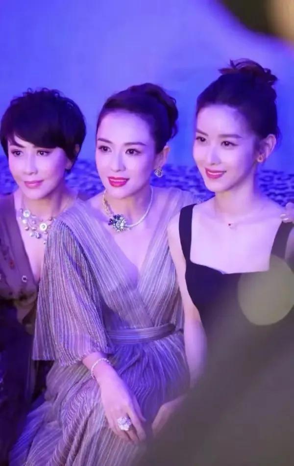 京东老板娘章泽天颜值气质比明星强多了