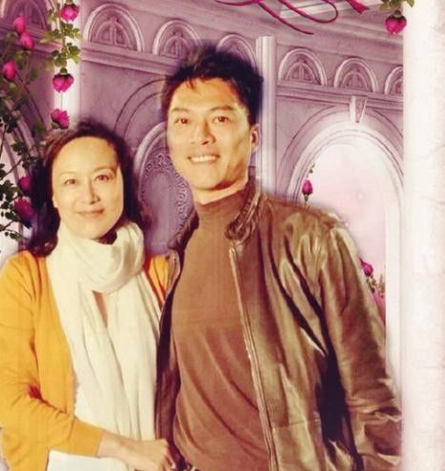 江嘉良每天都要去体校练习打乒乓球,能够陪吴玉芳的时间不多.