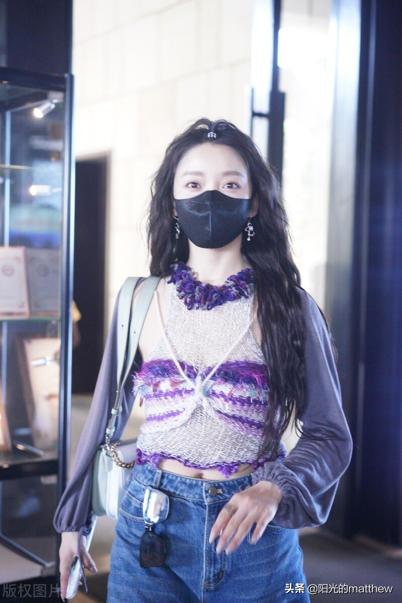 街拍：姜贞羽长发飘逸时尚亮丽，遇粉丝热情打招呼