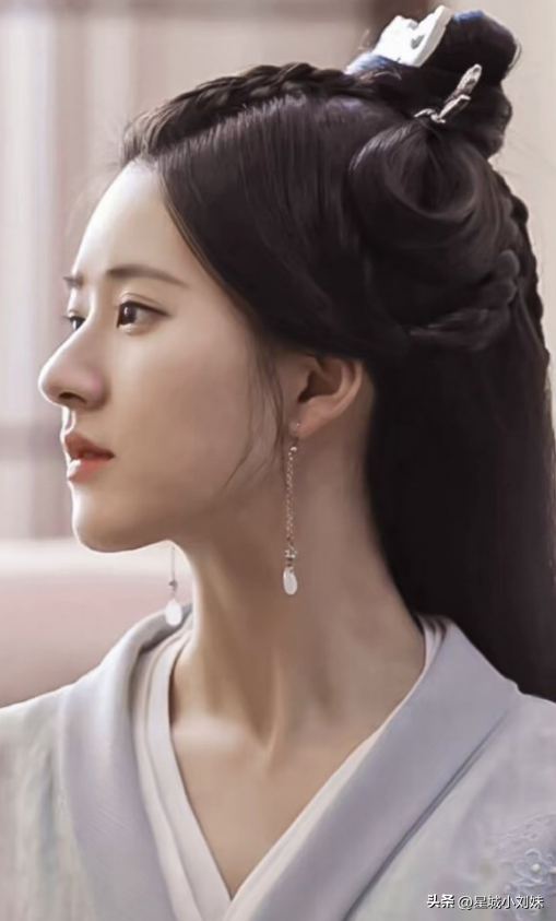 赵露思的侧脸好绝,隐隐有超过正脸的感觉,尤其是这个鼻子,又挺又直