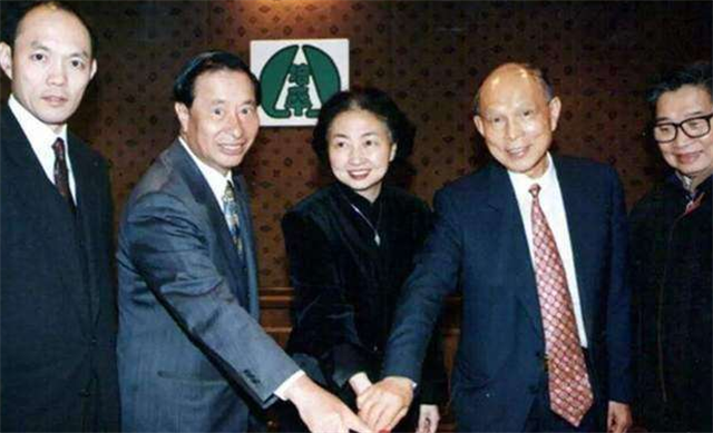 霍英东二房冯坚妮，霍母百般阻拦下偷偷迎娶，让霍英东钟情52年