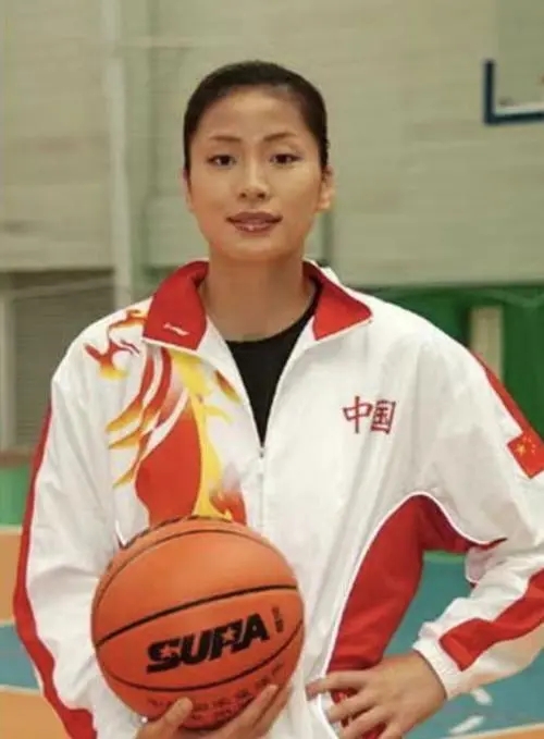 叶莉,同姚明一样也是上海人,并且她也是一名篮球运动员,她身高1.