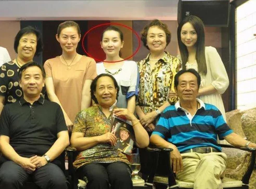 “北影美女”饶芯语：不顾父母反对嫁给68岁王奎荣，她到底图啥？