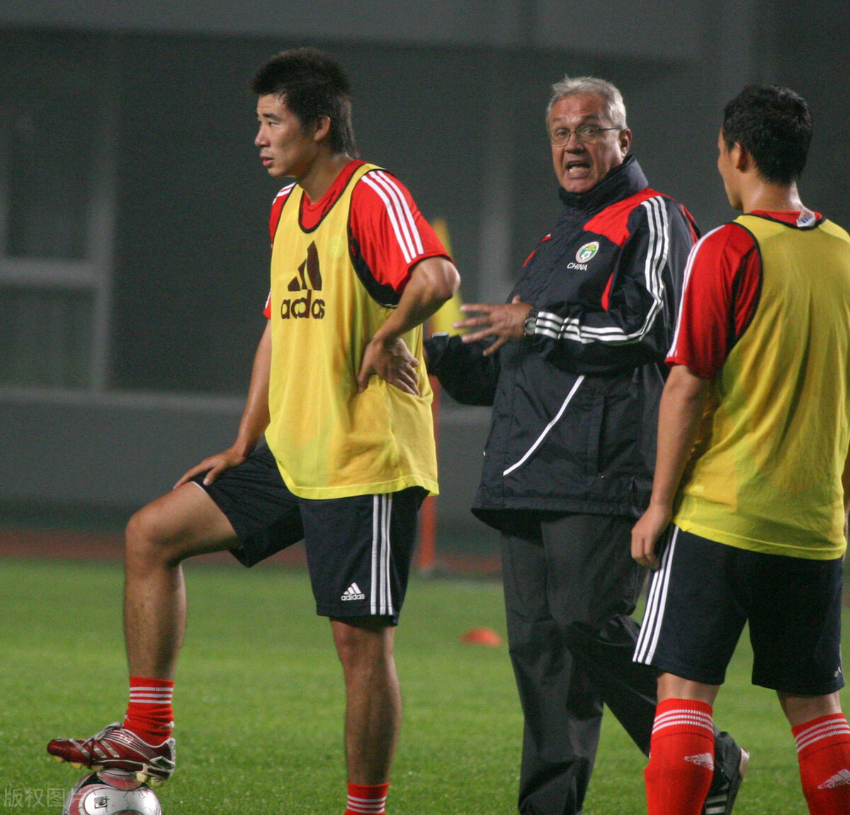 2008北京奧運會男足賽程（中國男足沖擊世界杯20年回顧第二集：一場鬧劇 一地雞毛）