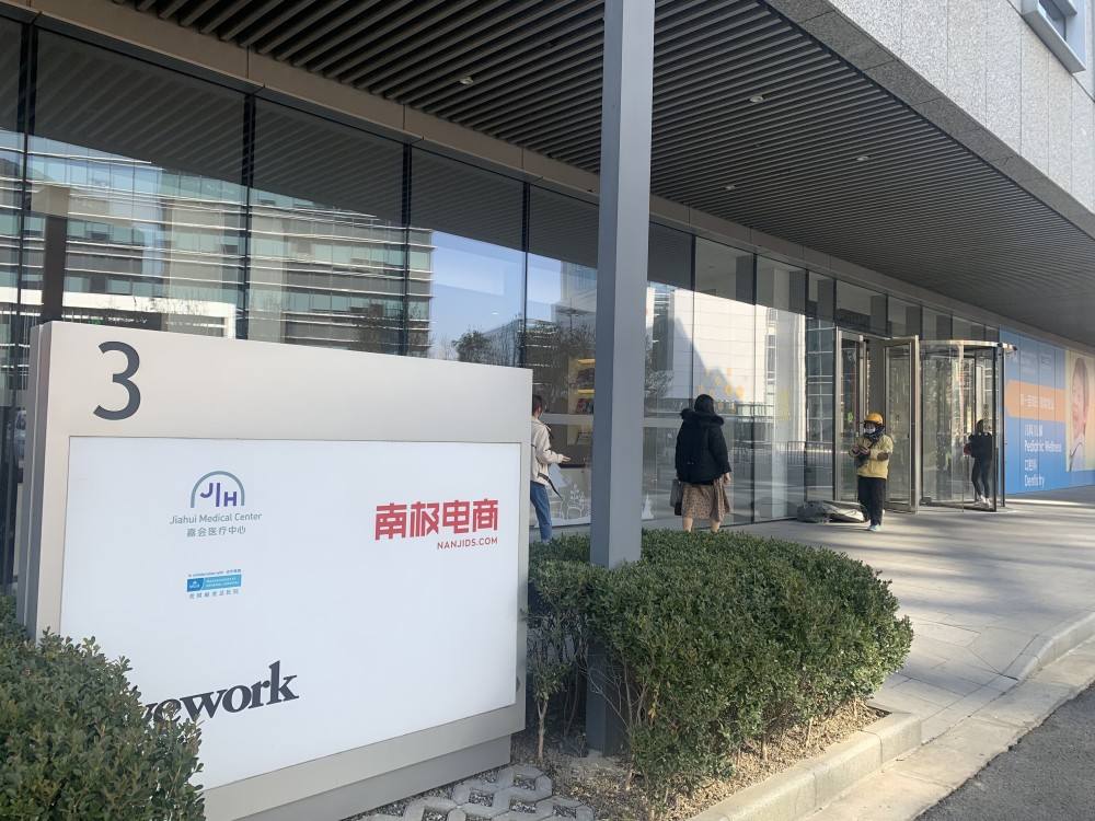衣服全是“假货”？继“南极人”之后，还有几家品牌也卖吊牌赚钱