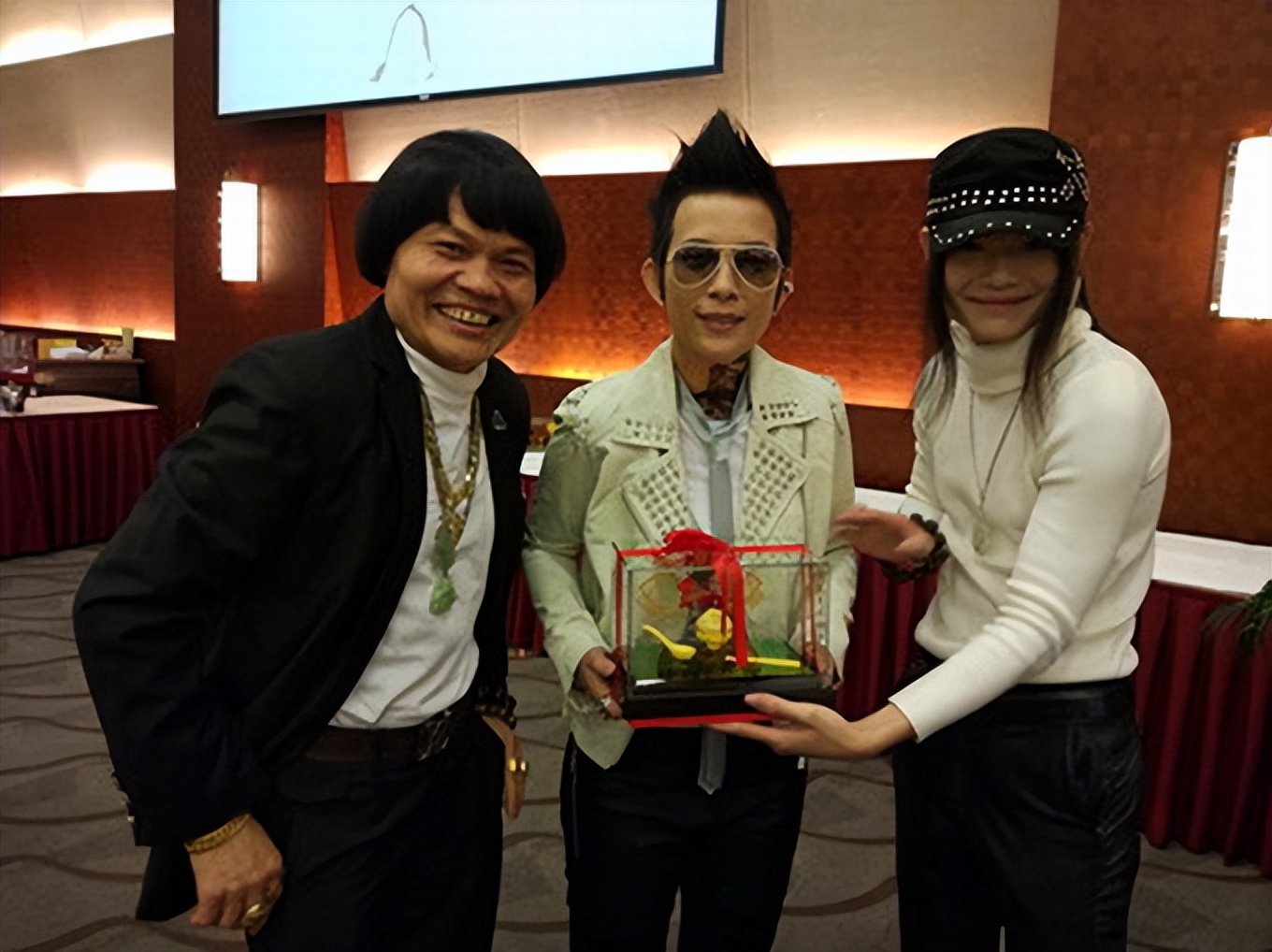 港星八两金长居内地！戴5件金器出镜显阔气，27岁儿子被赞很帅气