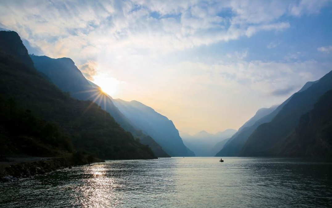 《望天门山》是大诗人李白年少豪迈洒脱的见证者,读之豁然开朗