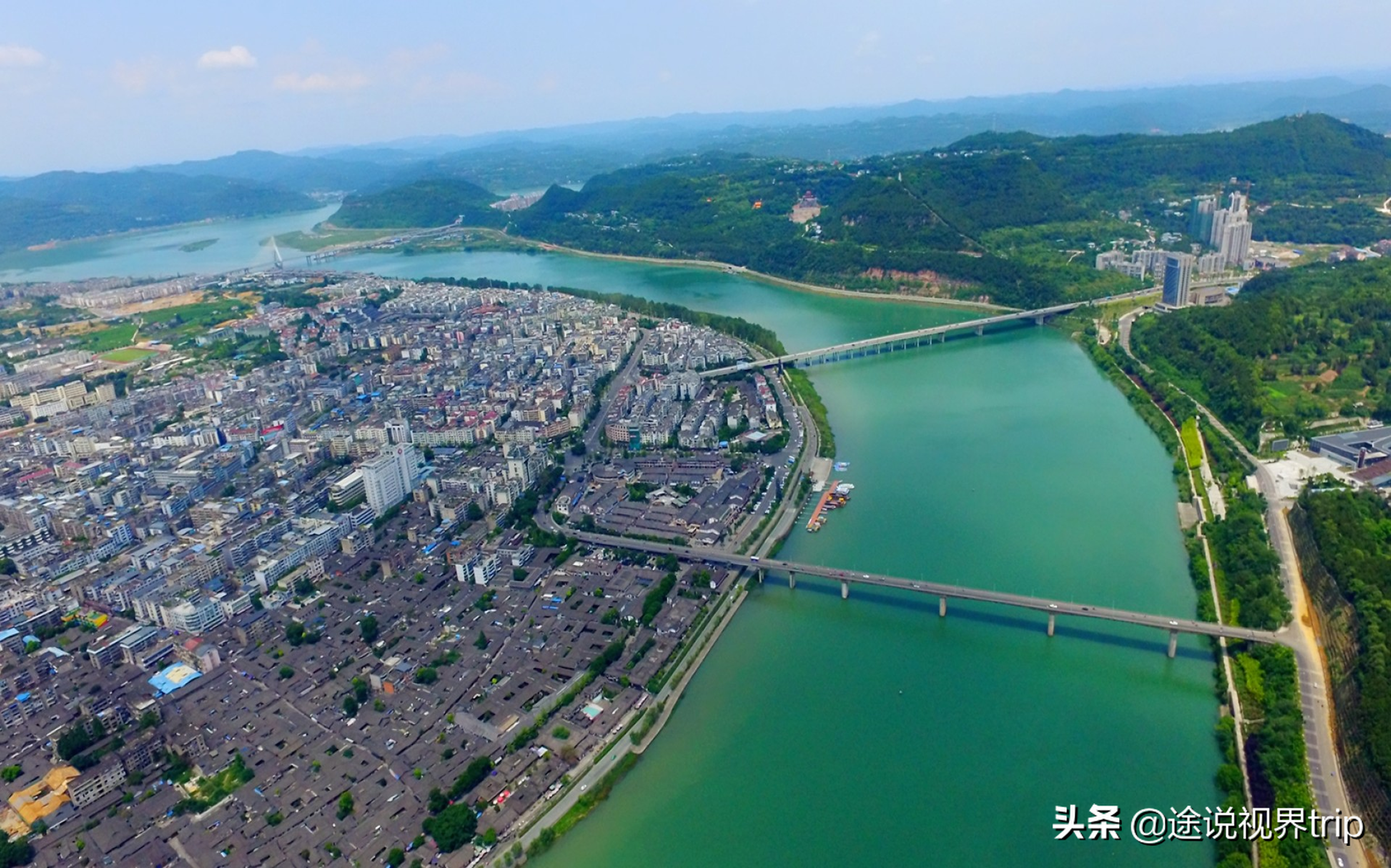 历史悠久,战国中期曾为巴国国都,是中国四大古城之一,已有2300多年的
