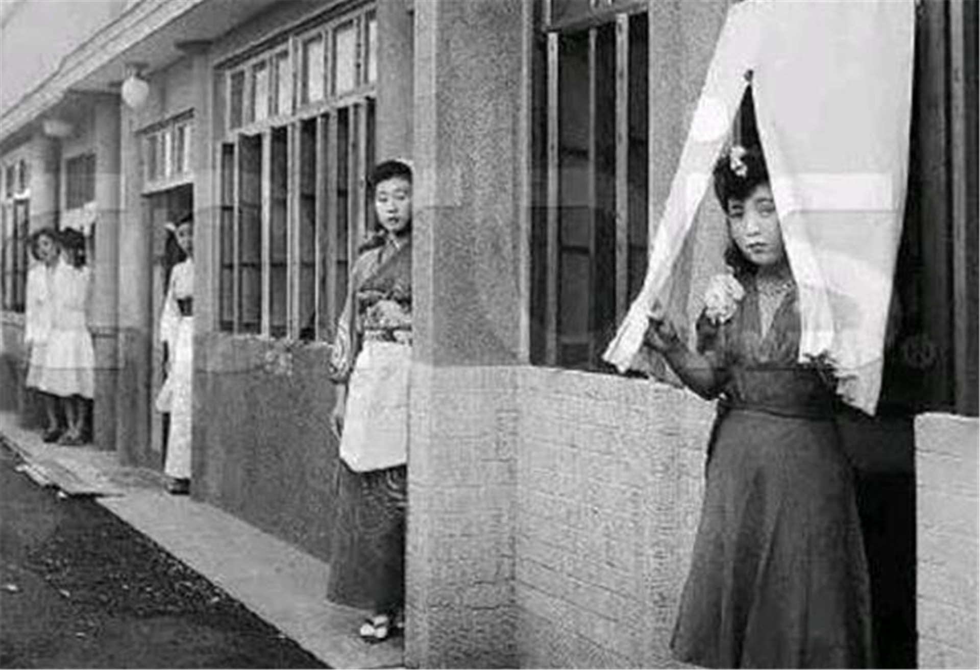 日本烟花女子74岁高龄仍站街，60年不间断拉客，却备受日本人尊重