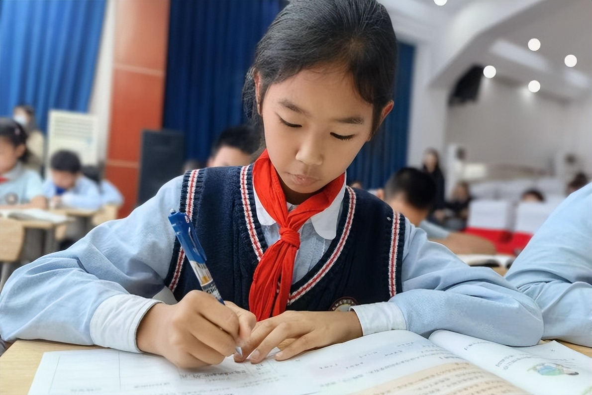 中和小学开展主题为“信息技术支持下的习作专题研修”研讨活动