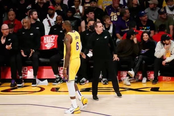 为什么拒看nba(看不下去了！奥尼尔呼吁教练不要去湖人！五位候选人均表示拒绝)