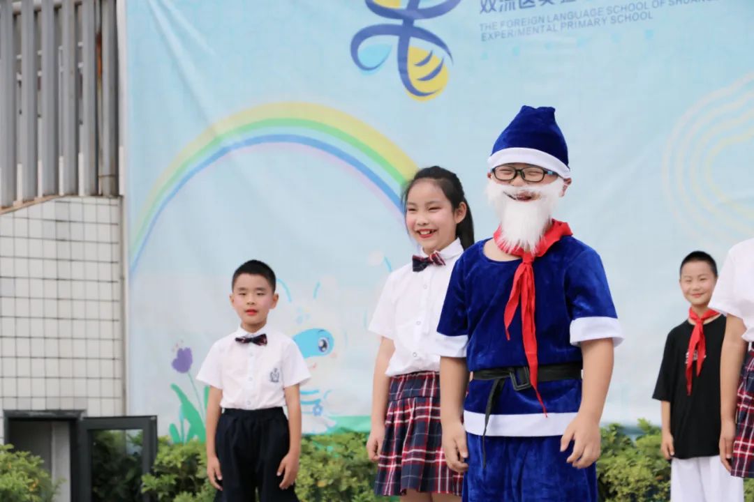 成都市双流区实验小学外国语学校兰花中队进行升旗仪式班级展示