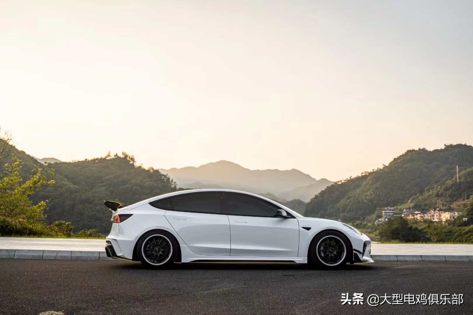 白色特斯拉model 3改装宽体套件
