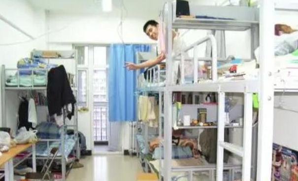 同样是大学寝室，父母眼中和真实情况有啥差距？3张图片真实显示