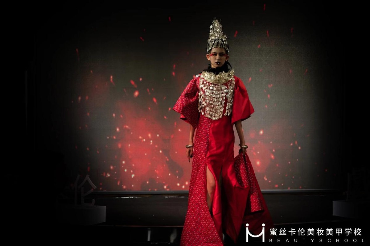 蜜丝卡伦美妆美甲学校启幕大秀，致敬色彩，戏出云南