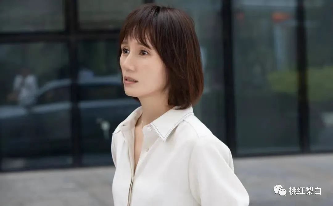 袁泉又演职场精英,教科书级别的穿搭,适合所有职场女性借鉴