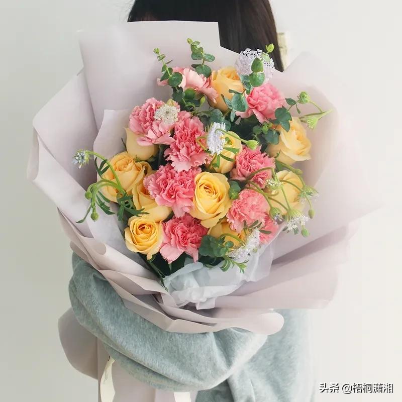 婚礼带花带哪边（婚礼那些人带配花）