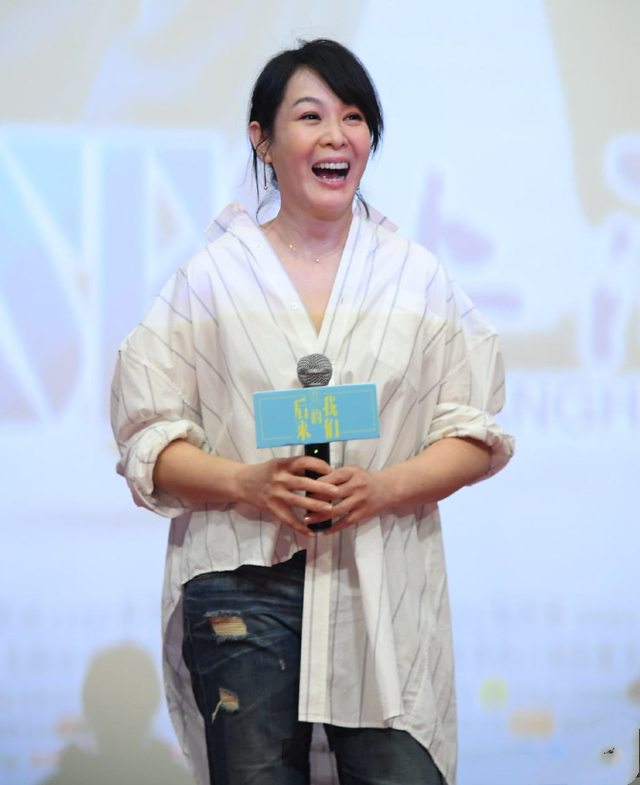 刘若英颜值下滑崩塌，身材也发福不行了，但53岁还有清纯气质