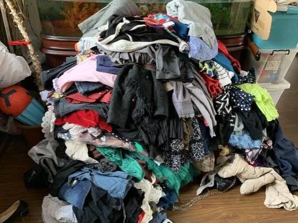 舊衣服回收是騙局？舊衣回收箱竟變成了垃圾箱