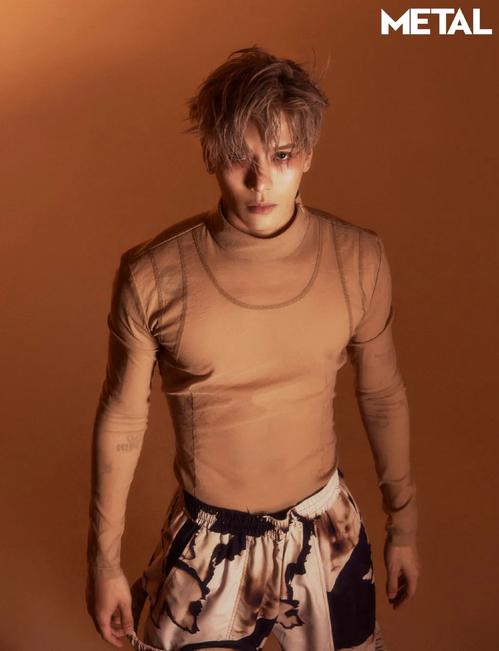 被王嘉尔颓丧风造型帅到！这些小众的宝藏杂志也太会拍了吧…