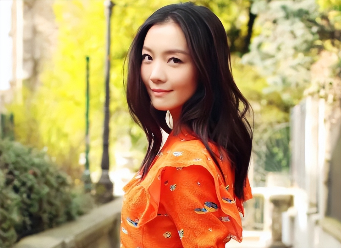 怼章子怡、吻张一山，17岁上春晚35岁离婚，齐溪是怎样一个人？