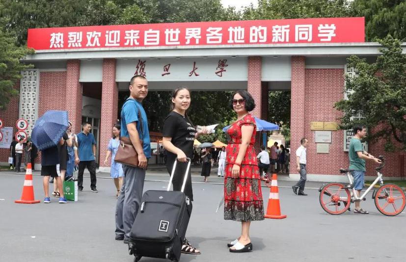 同样是大学寝室，父母眼中和真实情况有啥差距？3张图片真实显示