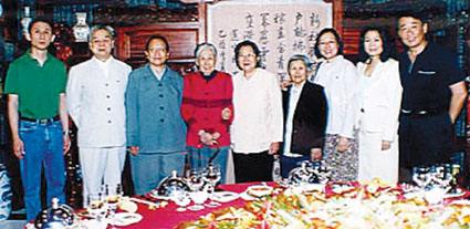2004年，83岁的王光美突然对儿子刘源说：我要宴请毛主席的后人