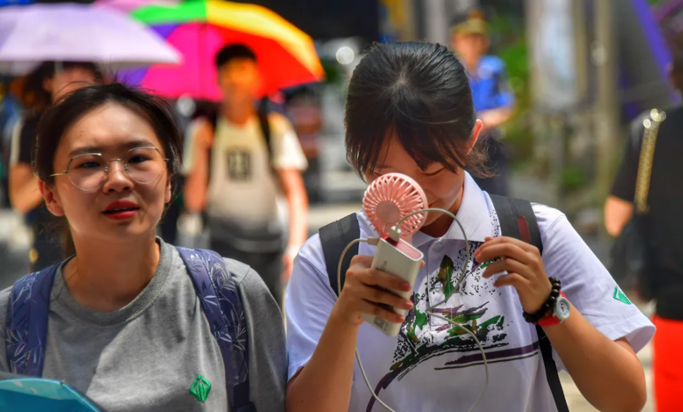 高考期间家长“花式应援”，妈妈穿旗袍真有气质，但被爸爸艳压