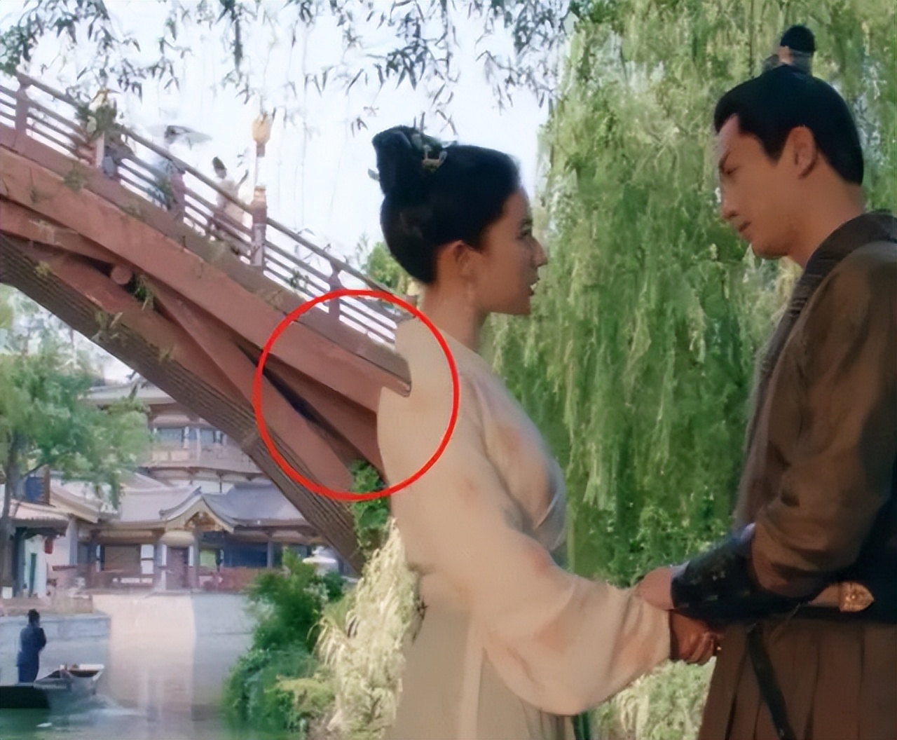 经典剧集的“边角料”，八戒骑摩托、妃子玩手机，谢谢，有被笑到