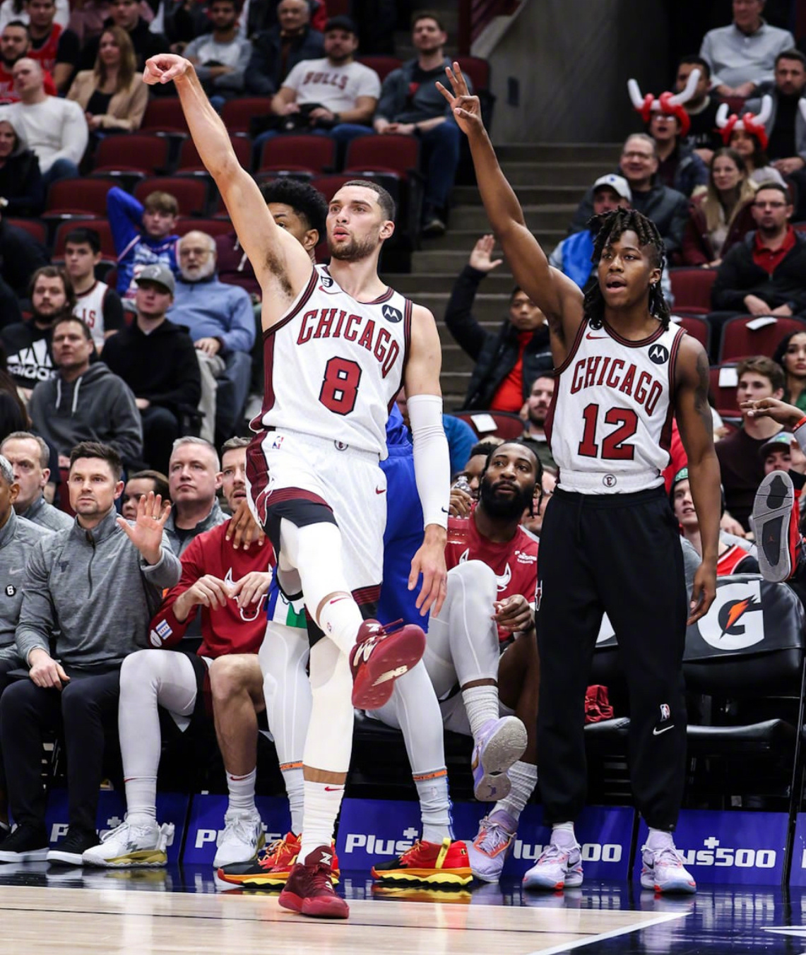 nba球員穿的都是哪些球鞋（NBA球員上腳：庫里穿curry1北極光，克萊穿安踏KT8）