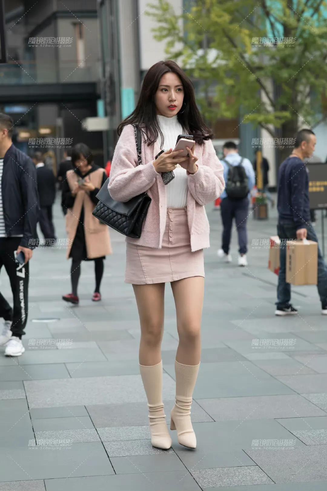 穿搭美图｜街拍米色长靴搭配粉色裙套装的高挑气质小姐姐