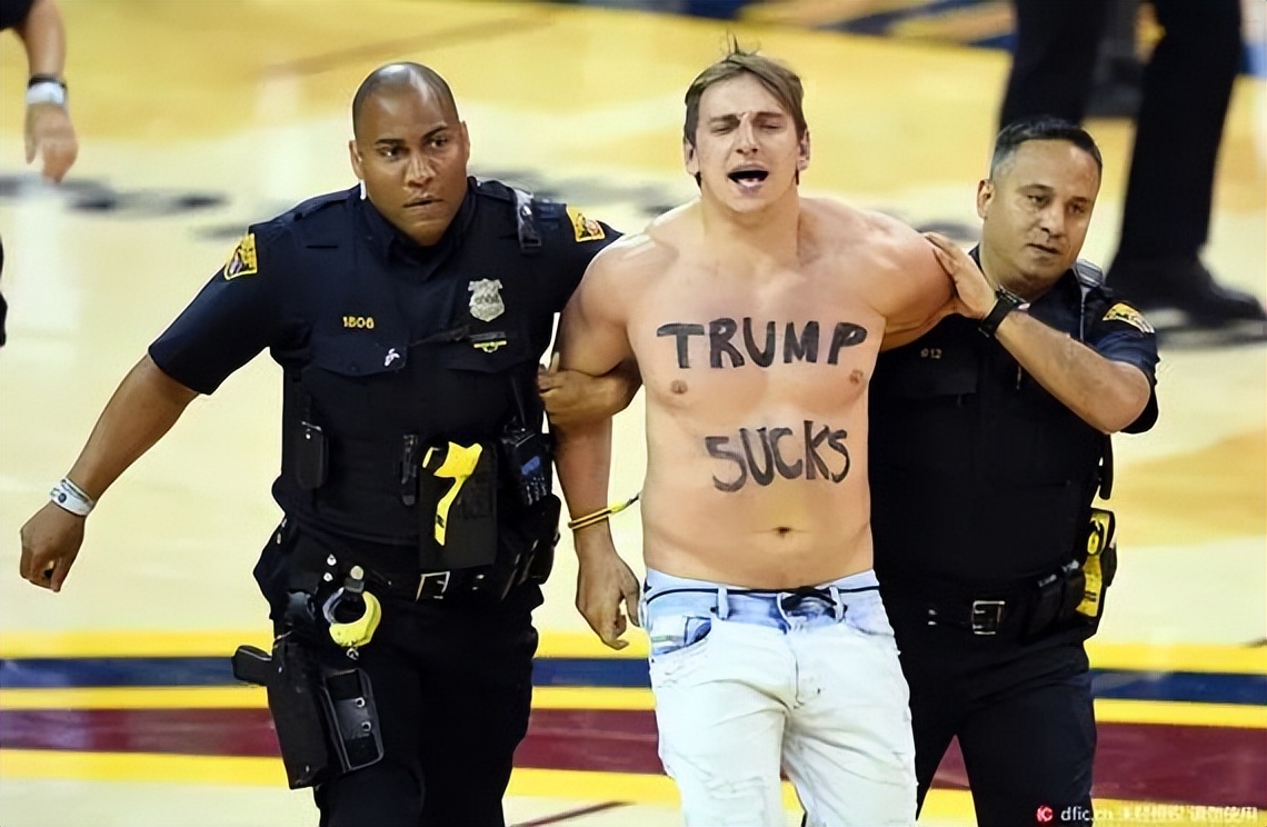 NBA球員上身（NBA奇葩一幕！變態??！裸奔入場）