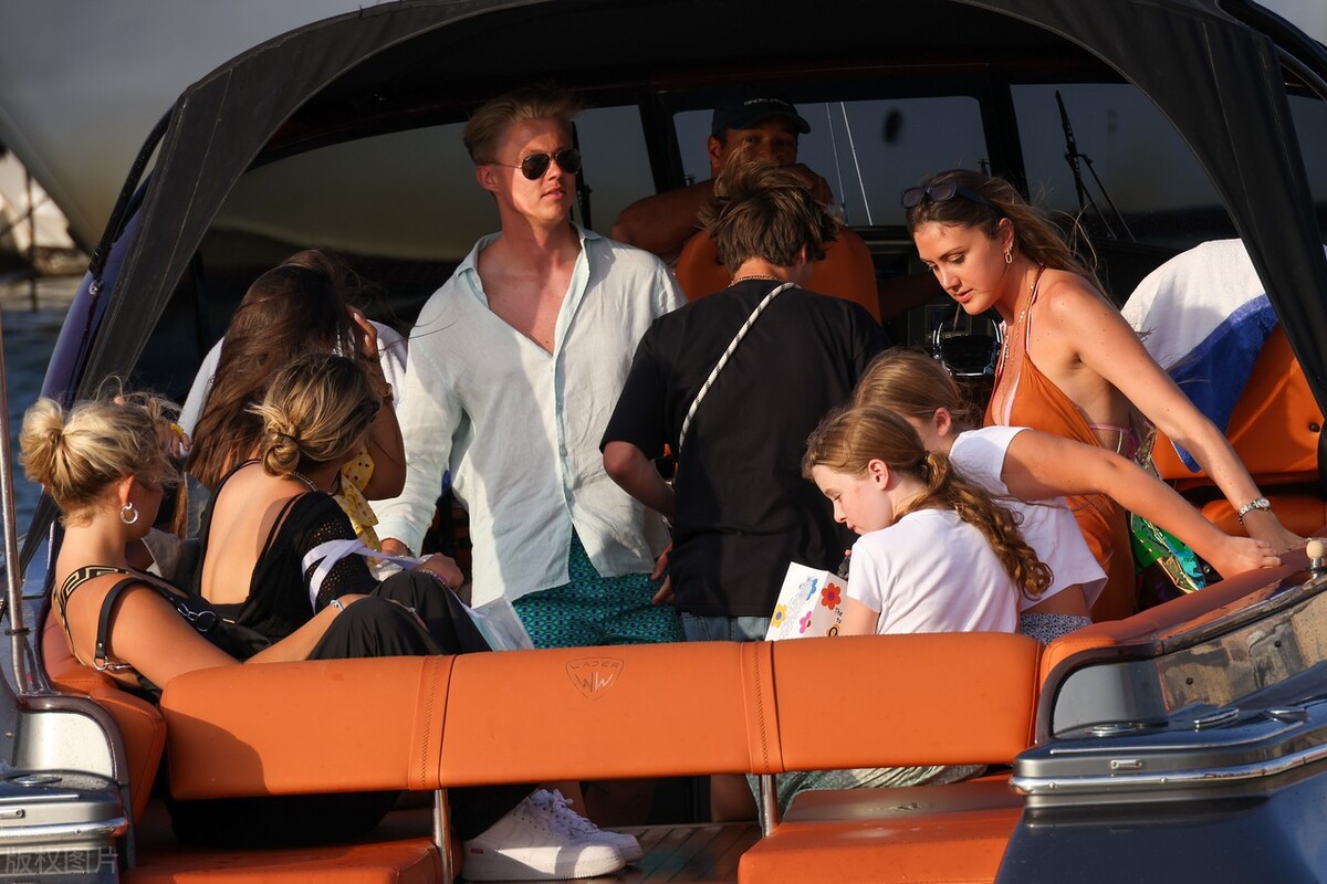 克鲁兹-贝克汉姆和新女友塔娜-霍尔丁现身圣特罗佩二人准备乘船