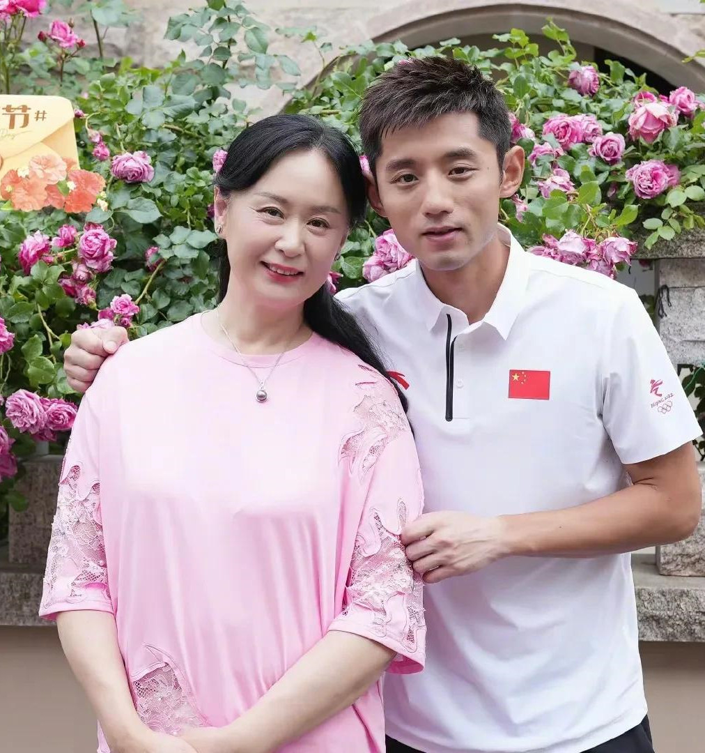 张继科妈妈是熟悉的她!穿大妈衫难掩贵妇美,曾公开透露儿媳标准