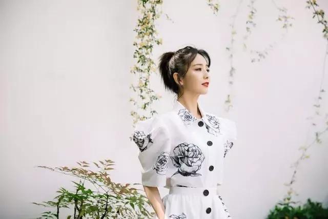 离婚后的佟丽娅美翻了，穿白色时尚连衣裙，潇洒肆意，真让人羡慕
