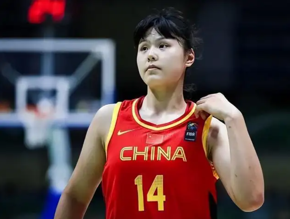 中國女籃最新名單身高及年齡（中國女籃260斤新星涌現，2場曾拿下62+68，不輸李月汝，恭喜鄭薇）
