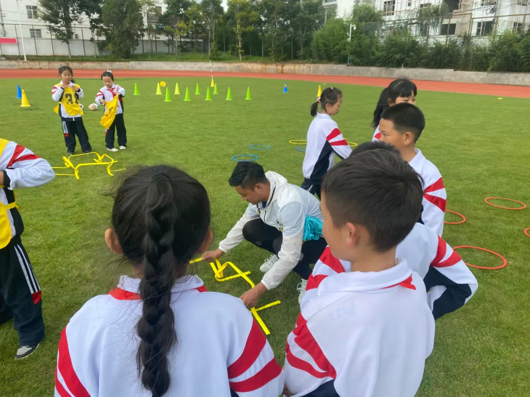 十几岁时很难平衡学校和足球的关系(少年中国｜当打之年集体退役投身校园，纳西三虎“敢啸”下半场)