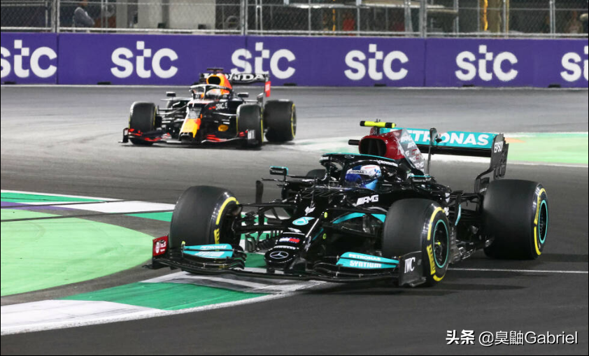 f1汉密尔顿最佳视频(F1沙特大奖赛老道的汉密尔顿逼疯维斯塔潘 这一场秀无人是赢家)