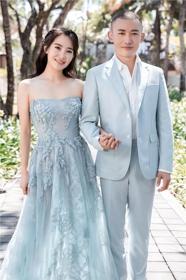 聂远老婆居然这么美!一袭露肩裙穿出公主范,难怪老公不让露面