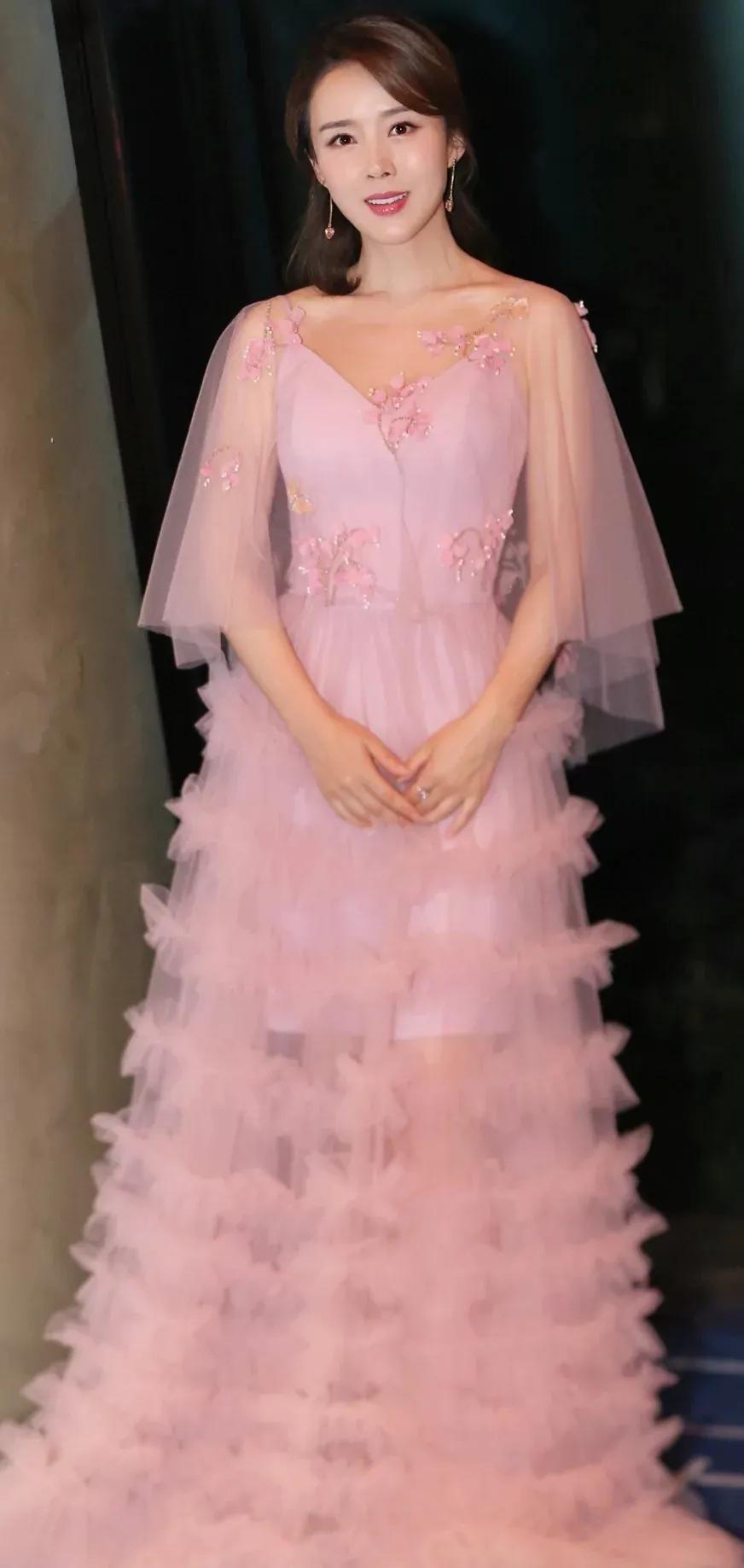 颜丹晨温柔对自己，打败时间，时尚又有女人味的美图合集