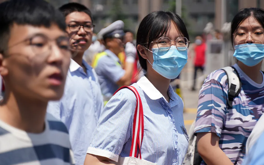 高考当天为何尽量不穿校服？班主任道出实情，学生与家长要知晓