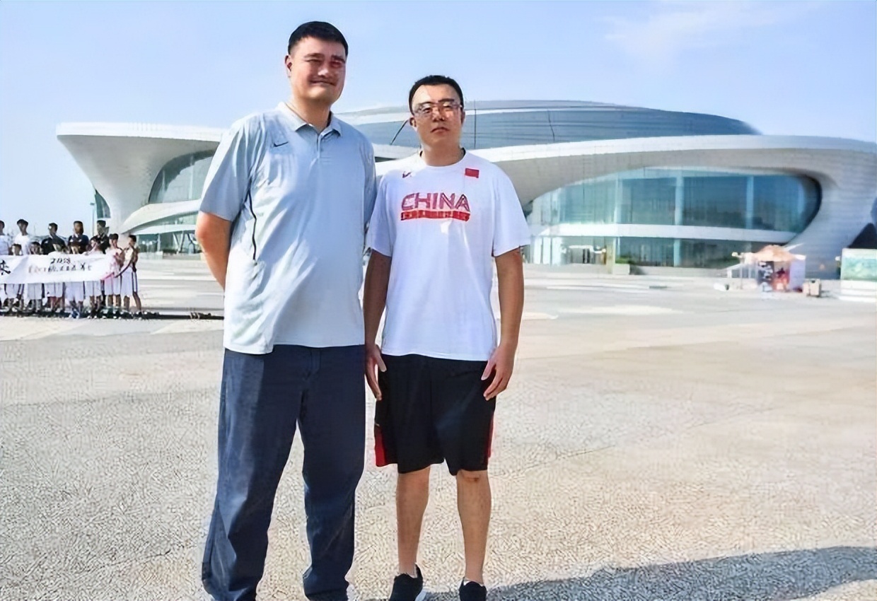 nba小巨人姚明(姚明体型就这么夸张！水里身材似绿巨人 奥尼尔站一旁显娇小)