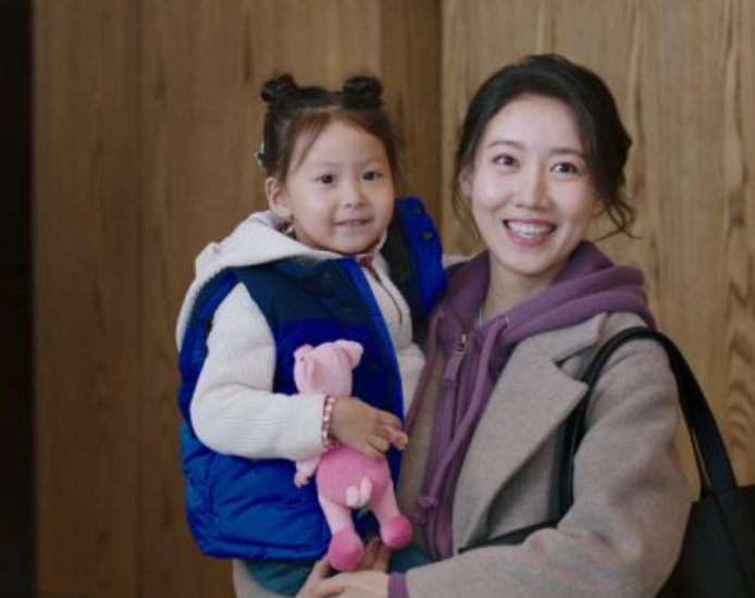 有人说高露的丈夫是圈内一位名导,也有人说她的丈夫是一位模特等等.